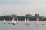 Velejadores praticam seu esporte nas águas do Charles River, em Boston, capital de Massachusetts, nos Estados Unidos